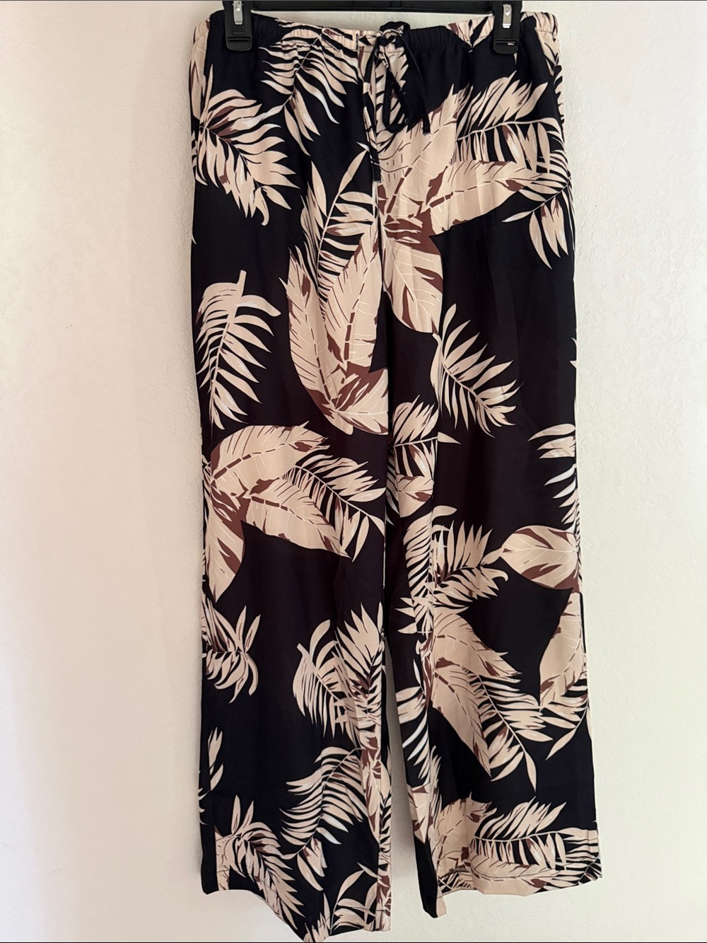 NWOT. Women's Black Tropical Print Wide-Leg Pants